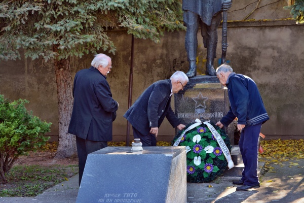Ceremoniál pokládání věnce u pomníku Rusínů padlých za druhé světové války. Vesnice Ruski Krstur.